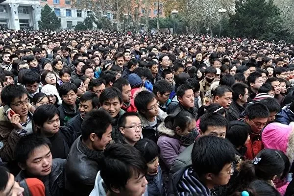 CAV：招聘会现场，青年寻找工作